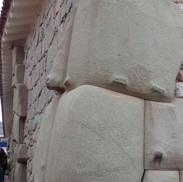 Dans les livres ou documentaires, on présente souvent une seule échelle de pierres afin que la comparaison ne saute pas aux yeux. Sur cette photo prise à Cuzco, on voit des pierres de plusieurs tonnes ajustées au millimètre, des pierres de quelques centaines de kilos ajustées au centimètre, et des pierres comme celles des vielles maisons ardéchoises en granit. 
Ppus c'est ancien, plus c'est massif, plus c'est précis...