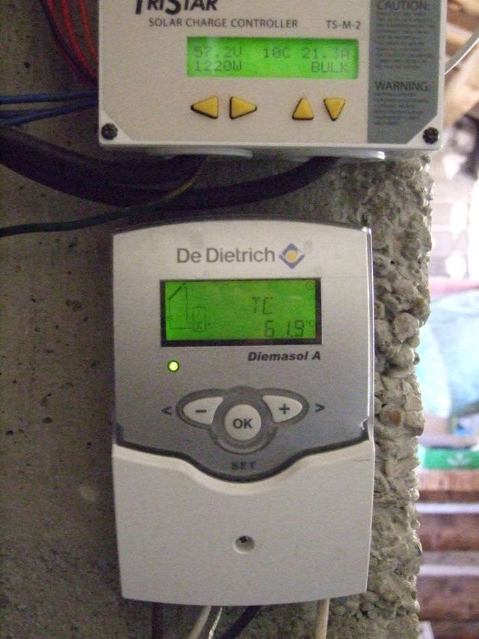 3 sondes de températures arrivent à ce régulateur qui met en route la pompe si il y a plus de chaleur dans les capteurs solaires que dans le ballon solaire, et l'arrête quand ça s'inverse.