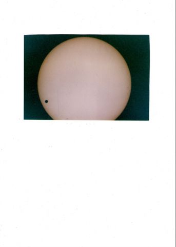 Vénus qui passait devant le Soleil le 8 Juin 2004.
Elle était donc à seulement 44 millions de Km de nous contre presque 152 pour le Soleil à cette période de l'année, et pourtant elle paraissait encore toute petite, ce qui donne une idée de son diamètre par rapport au Soleil. (Elle paraîtrait encore 3 fois plus petite en les comparant à la même distance)
 Photo argentique Pierre-henri Barnezet lunette 90mm