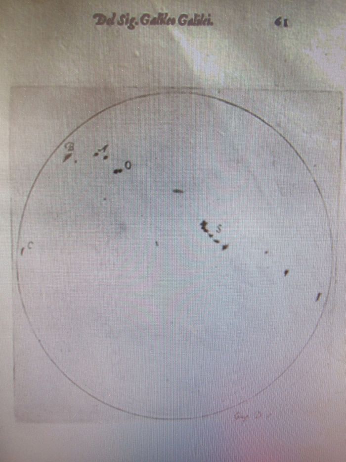 Juillet 1612..... Galilée n'avait qu'une longue vue grossissant 30 fois pour faire ce dessin des taches solaires. En grossissant 400 fois, des taches se décomposent en une dizaine de taches. Mais les anciens chiffres sont comparés avec les nouveaux, ce qui truque les statistiques: le UNE devient 10 pour une même tache.
